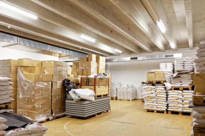 Storage room 861 m2 in Zimeysa/Genevat  to rent